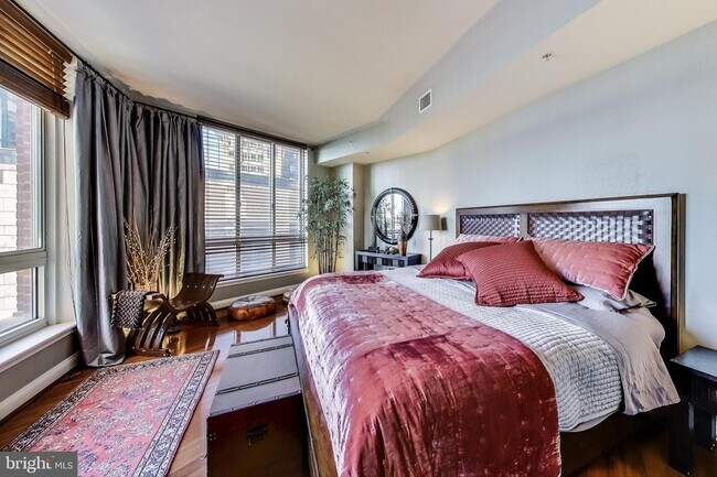 Building Photo - 717 President St