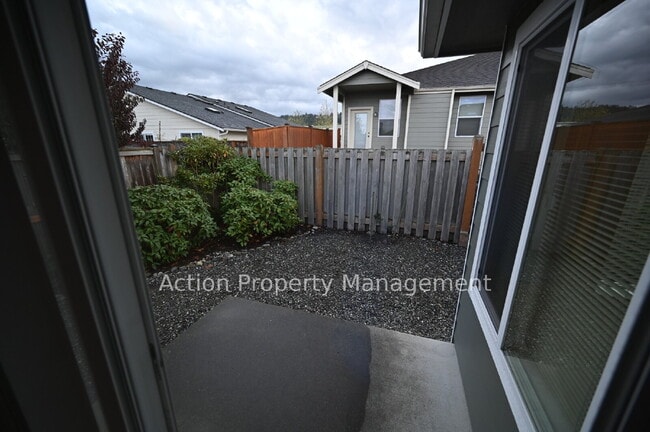 Building Photo - 2 bed, 2 bath, 1 car garage in a 4-plex, in Sequim