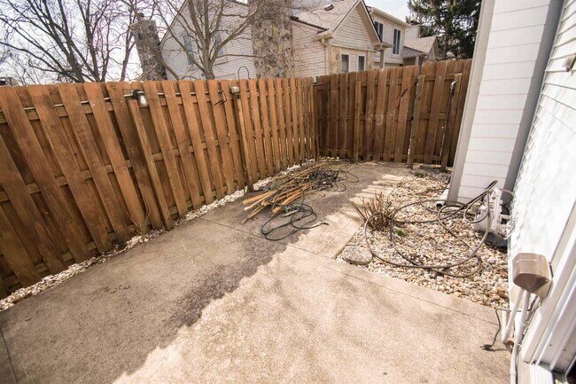 Building Photo - 6228 Sawmill Woods Dr
