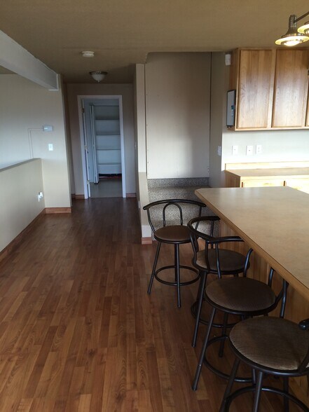 Building Photo - 460 W Briar Dr