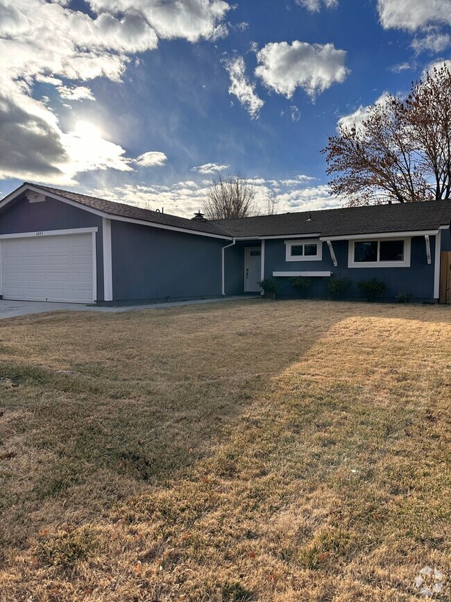 Building Photo - Three bedroom 2 bath with a garage