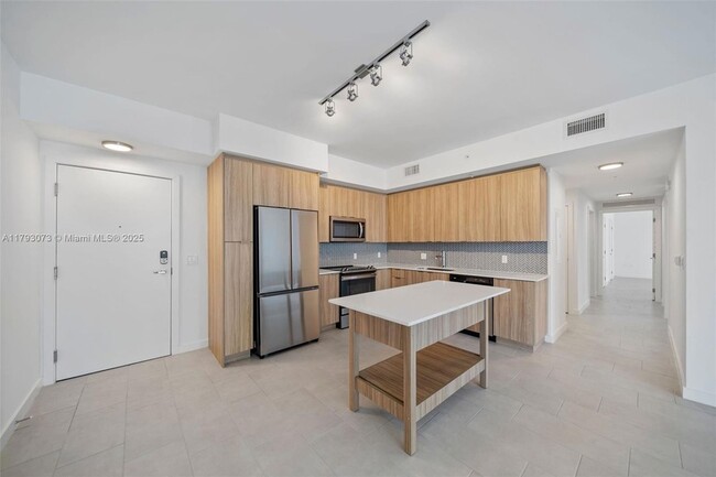 Building Photo - 2150 N Bayshore Dr