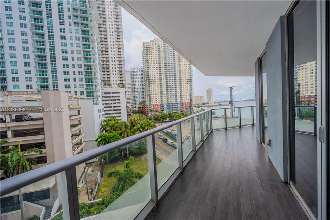 Building Photo - 1300 Brickell Bay Dr