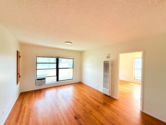 Primary Photo - 2270 White St