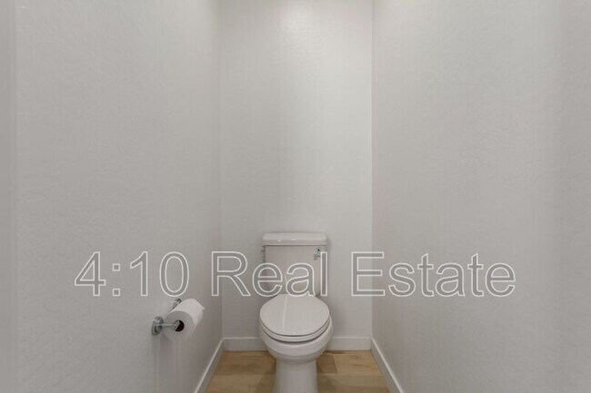 Building Photo - 2222 E Palmdale Ln