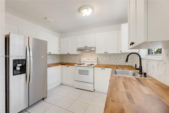 Building Photo - 3027 SW 24th St