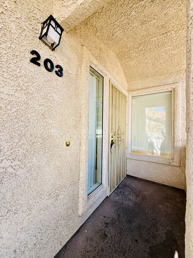 Building Photo - 2nd Floor Unit in Gated Community!