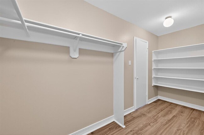 Building Photo - 6906 Pembrough Ln