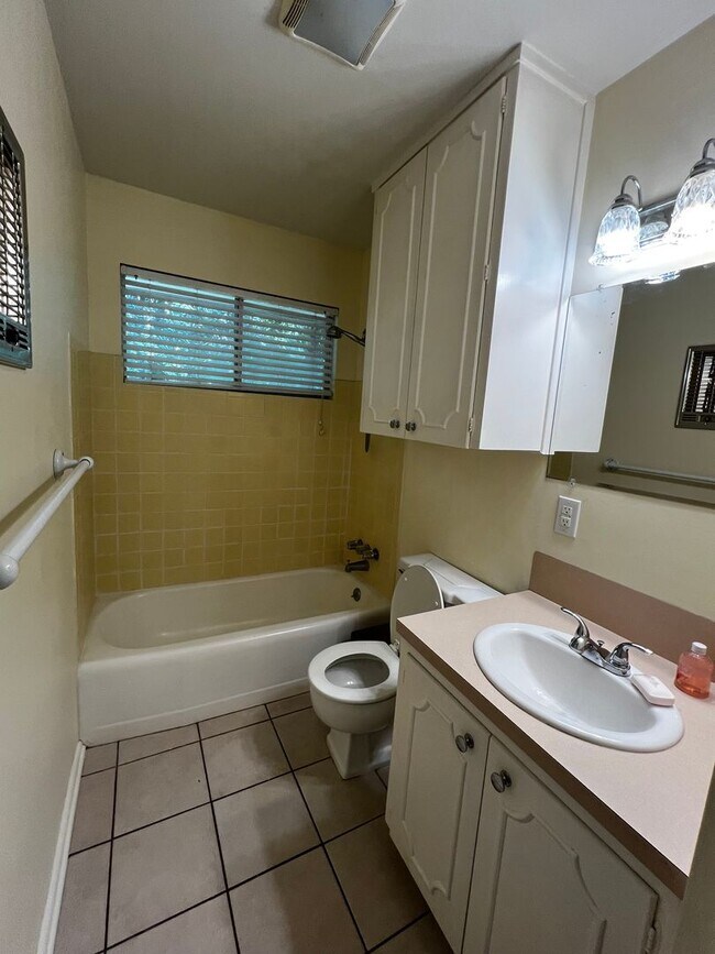 Building Photo - 3 Bedrooms, 1 Bathroom, Brick home , Carpo...