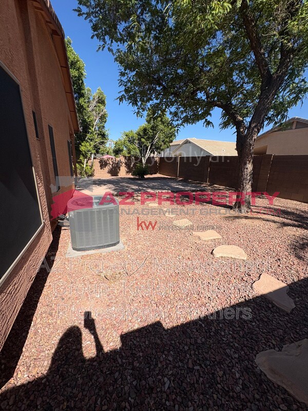 Building Photo - 15745 W Latham St