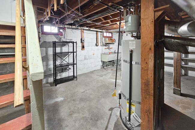 Building Photo - 2-Bed 1-Bath Duplex Unit in the Heart of R...