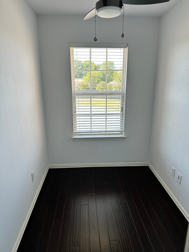 Building Photo - 1908 Red Bud Ct