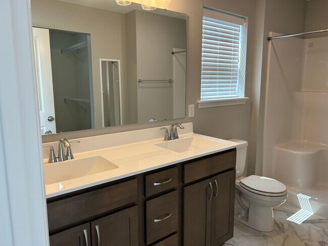 Building Photo - Available in August - Spacious 4 Bedroom, 3 Bathroom Home in the Linn-Mar School District