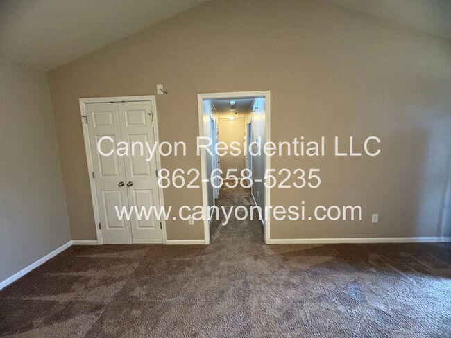 Building Photo - 567 Broad Dr