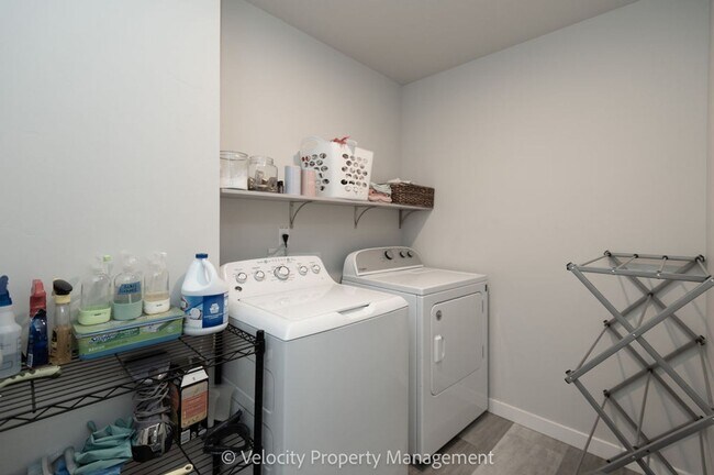 Building Photo - Light and Bright Townhome in NW Redmond!