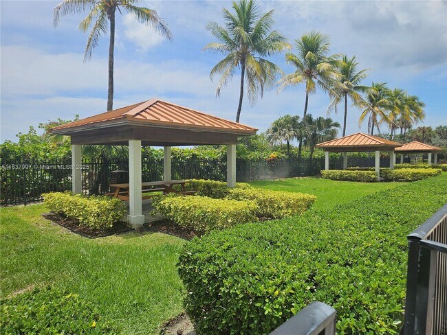 Building Photo - 2625 Collins Ave