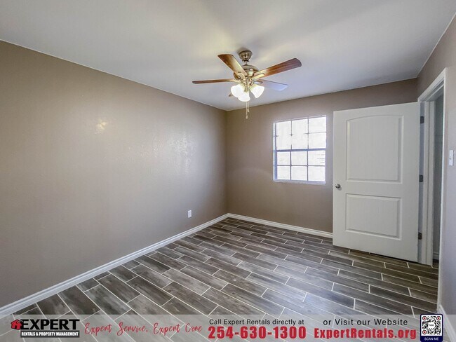 Building Photo - 2 bedroom/ 1 bath with one car garage.