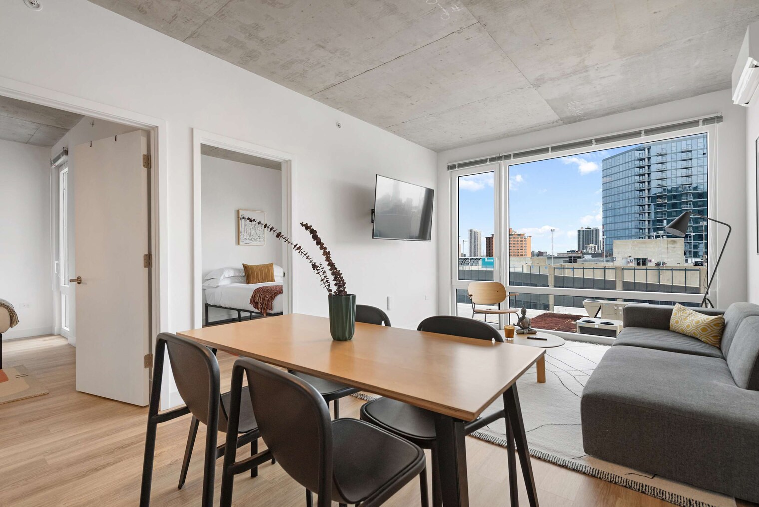 Building Photo - 853 W Blackhawk St