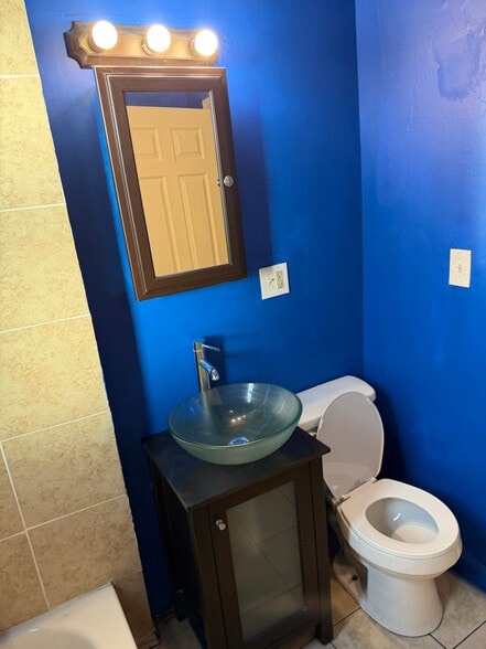 Building Photo - 604 W 60th St