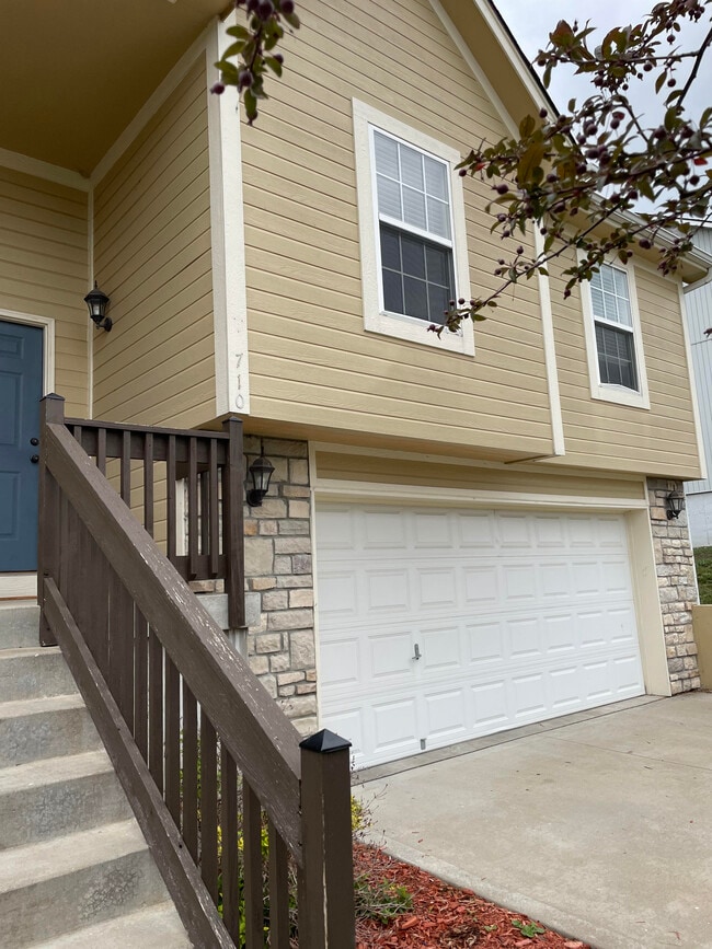 Building Photo - 710 NW Scenic Ln