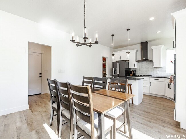 Building Photo - Spacious Open Floor Plan Available Soon!