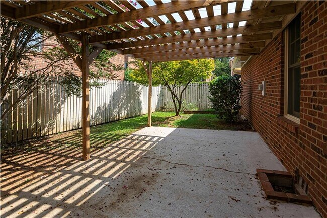 Building Photo - 3165 Henderson Walk