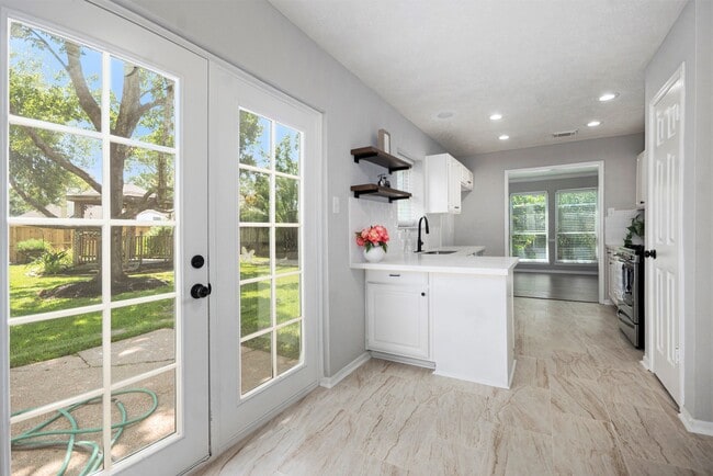 Building Photo - 14327 Sun Harbor Dr