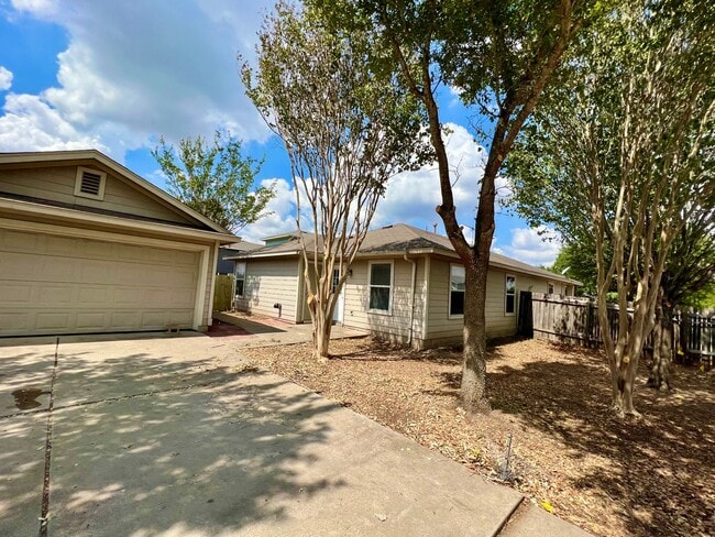 Building Photo - 4 bedroom, 2 bath, 1 story  home in Manor