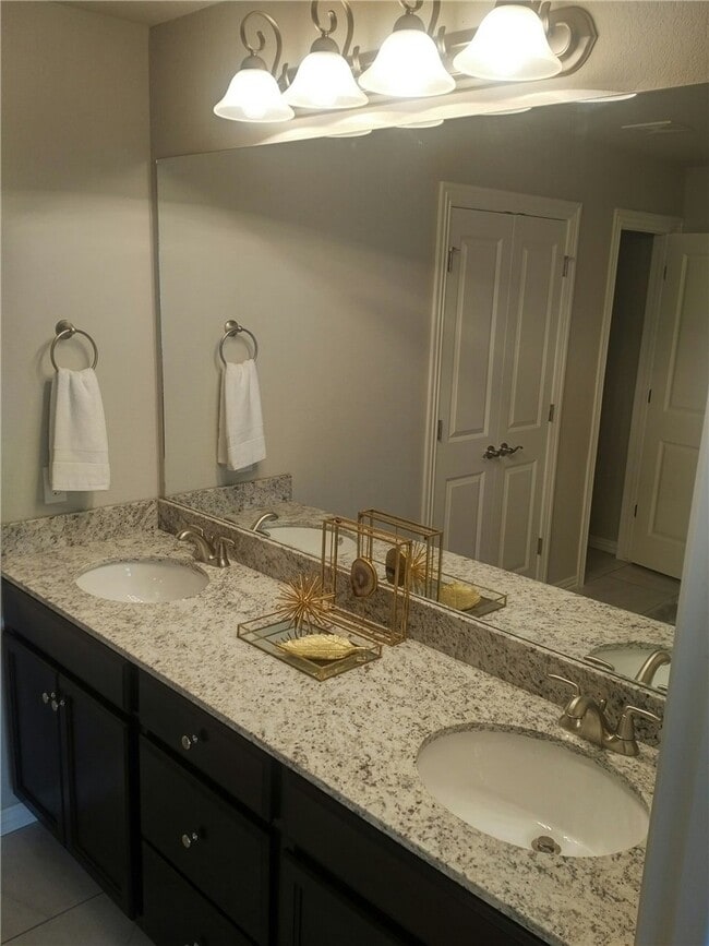 Building Photo - 2725 W Kilimanjaro Way