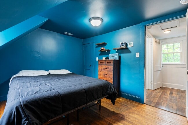 Building Photo - Updated Bungalow Close to Downtown