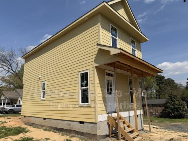 Building Photo - 1203 Fern St