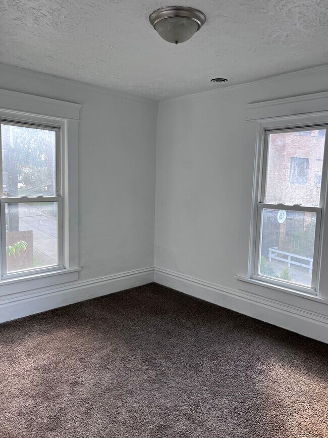 Building Photo - Classic Colonial Charm with Modern Comforts –  3 Bedroom Home!