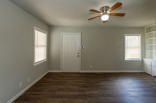 Building Photo - 2 bed, 1 bath in great location - move in ...