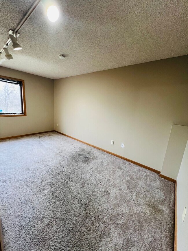 Building Photo - 4 Bedroom 2 Bath Duplex in Iowa City