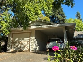 Building Photo - 605 Radcliffe Dr