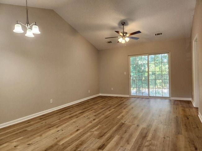 Building Photo - Updated 2 Bedroom 2 Bath Condo in Gated Co...