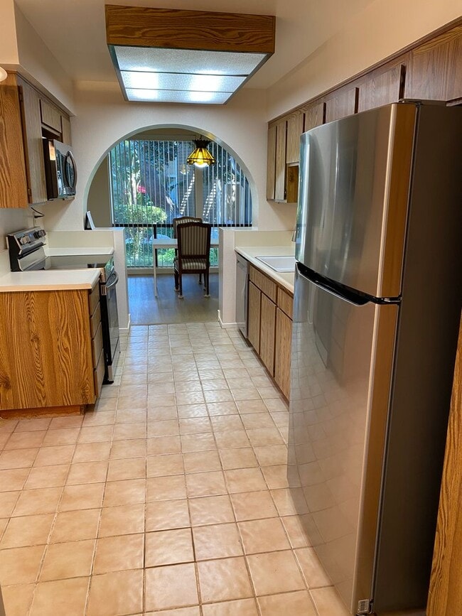 Building Photo - Irvine: 2-story townhome with attached 2 c...