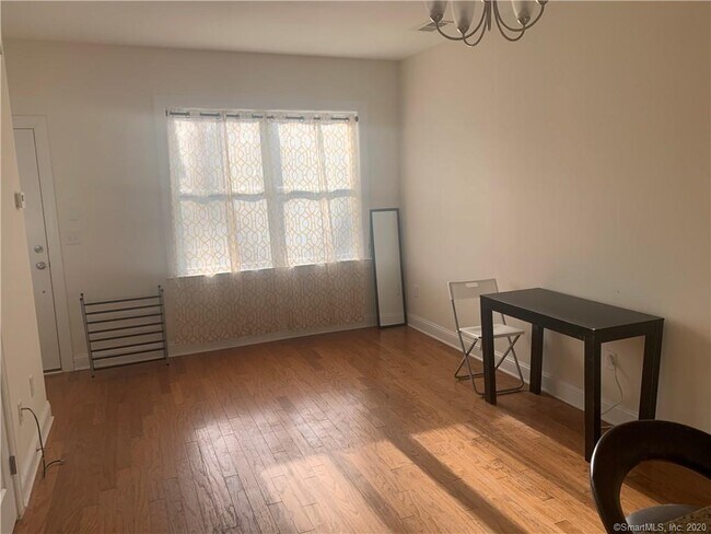 Building Photo - 20 Sherwood St