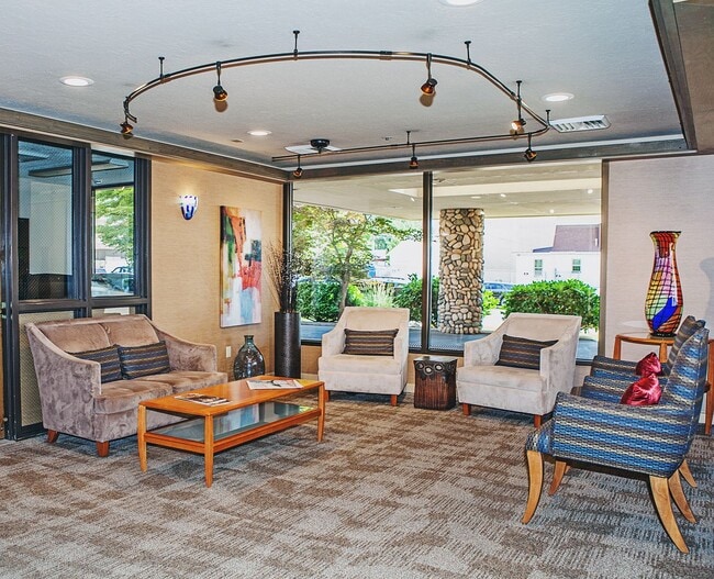 Building Photo - CDA NORTH CONDO - JUST LISTED ONE BEDROOM CONDO!