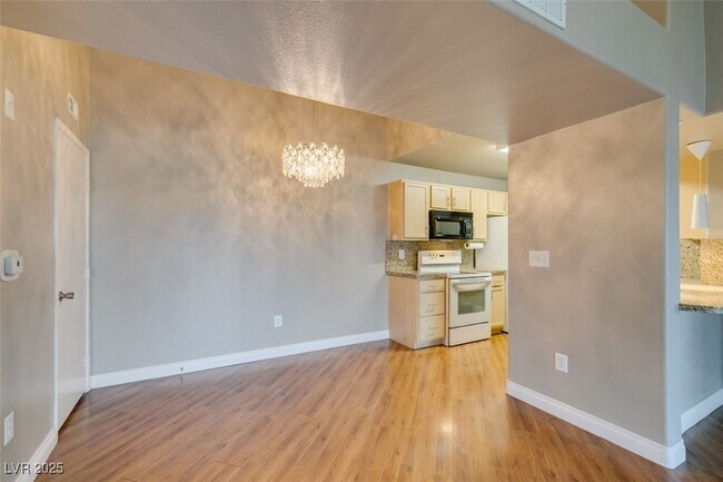 Building Photo - 950 Seven Hills Dr