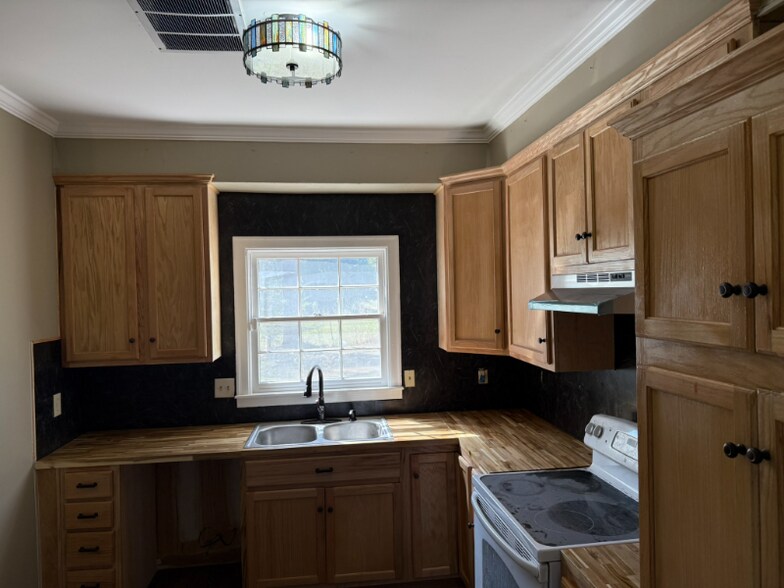 Building Photo - 2144 Rexford Rd