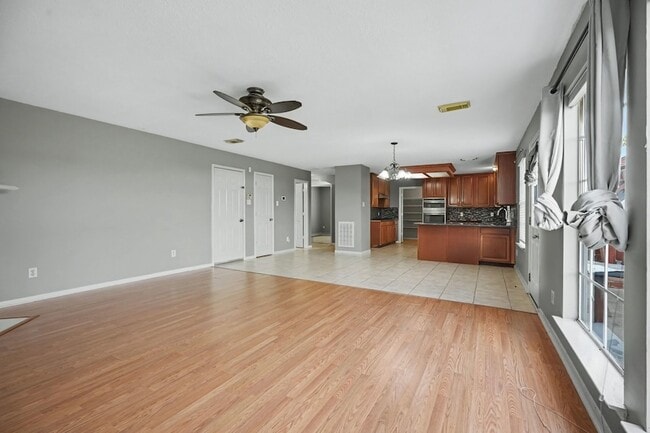Building Photo - 526 Oak Briar Dr