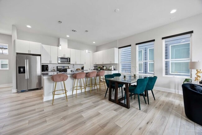 Building Photo - 705 Gregg St