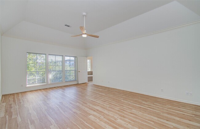 Building Photo - 1931 Woodbury St