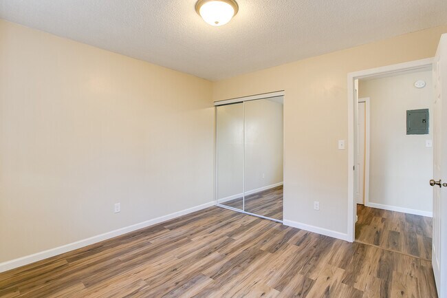 Building Photo - 1337 Arkwright St N
