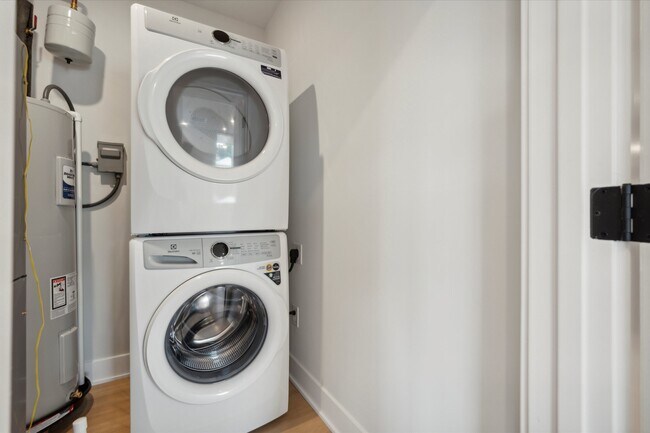 Building Photo - 6910 Ridge Ave