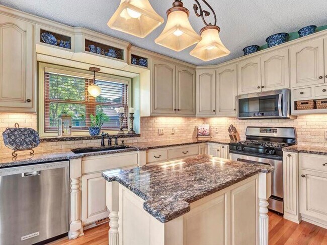 Building Photo - Luxury Home in Plymouth with 2-Level Primary Suite, Furnished or Unfurnished, Wayzata Schools, Pe...