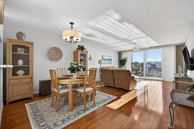 Building Photo - 7625 Sun Island Dr S