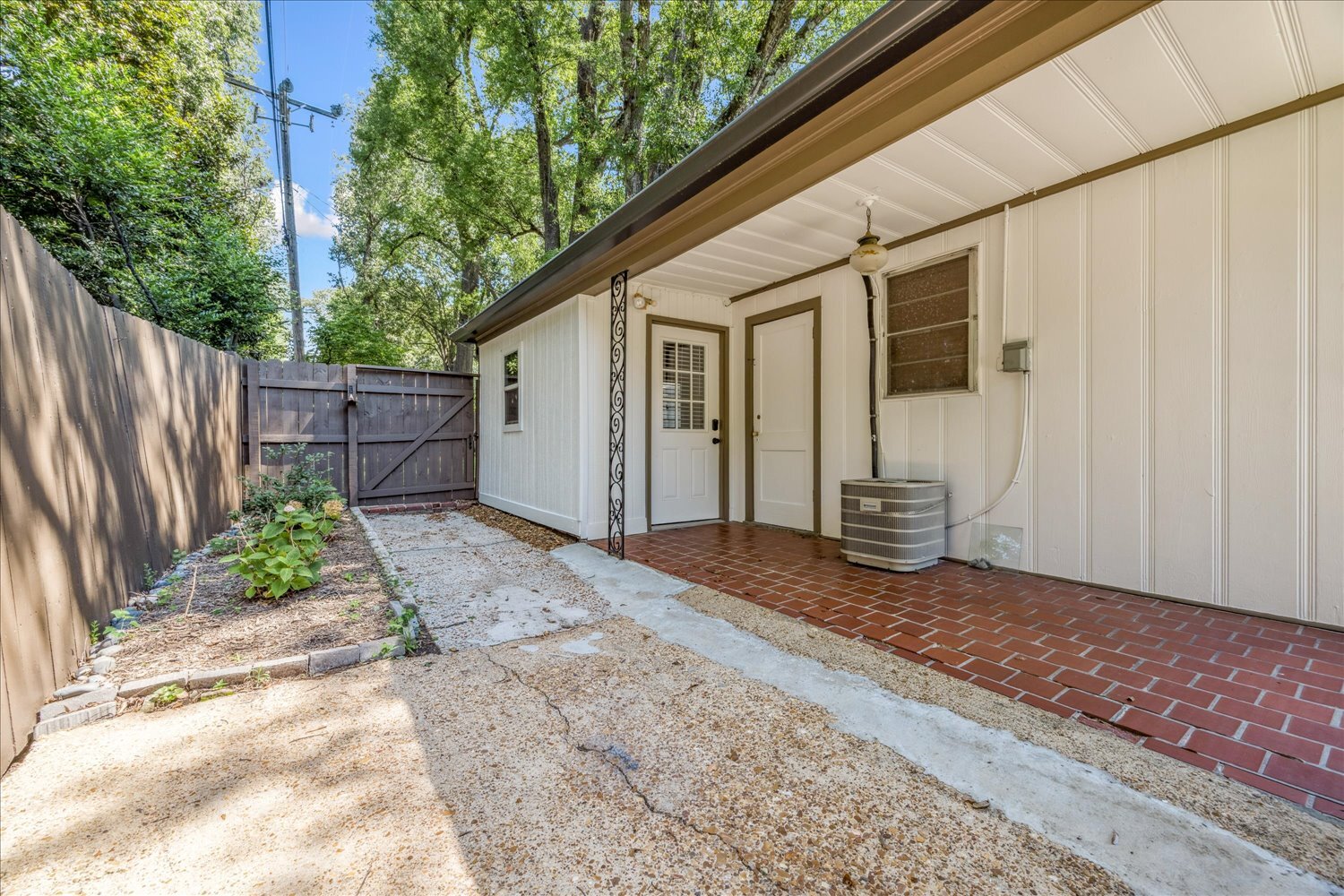 partitioned granny backyard - 171 Palisade St