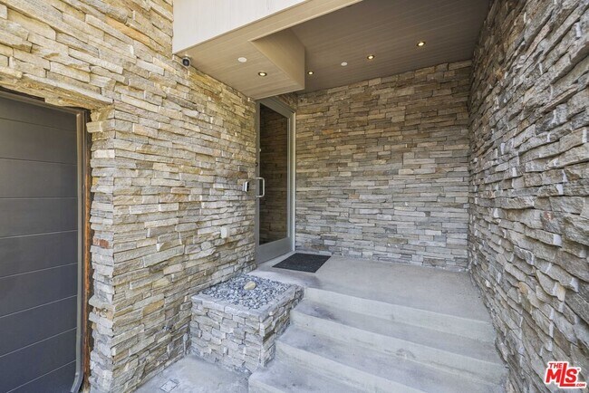 Building Photo - 2756 Westshire Dr